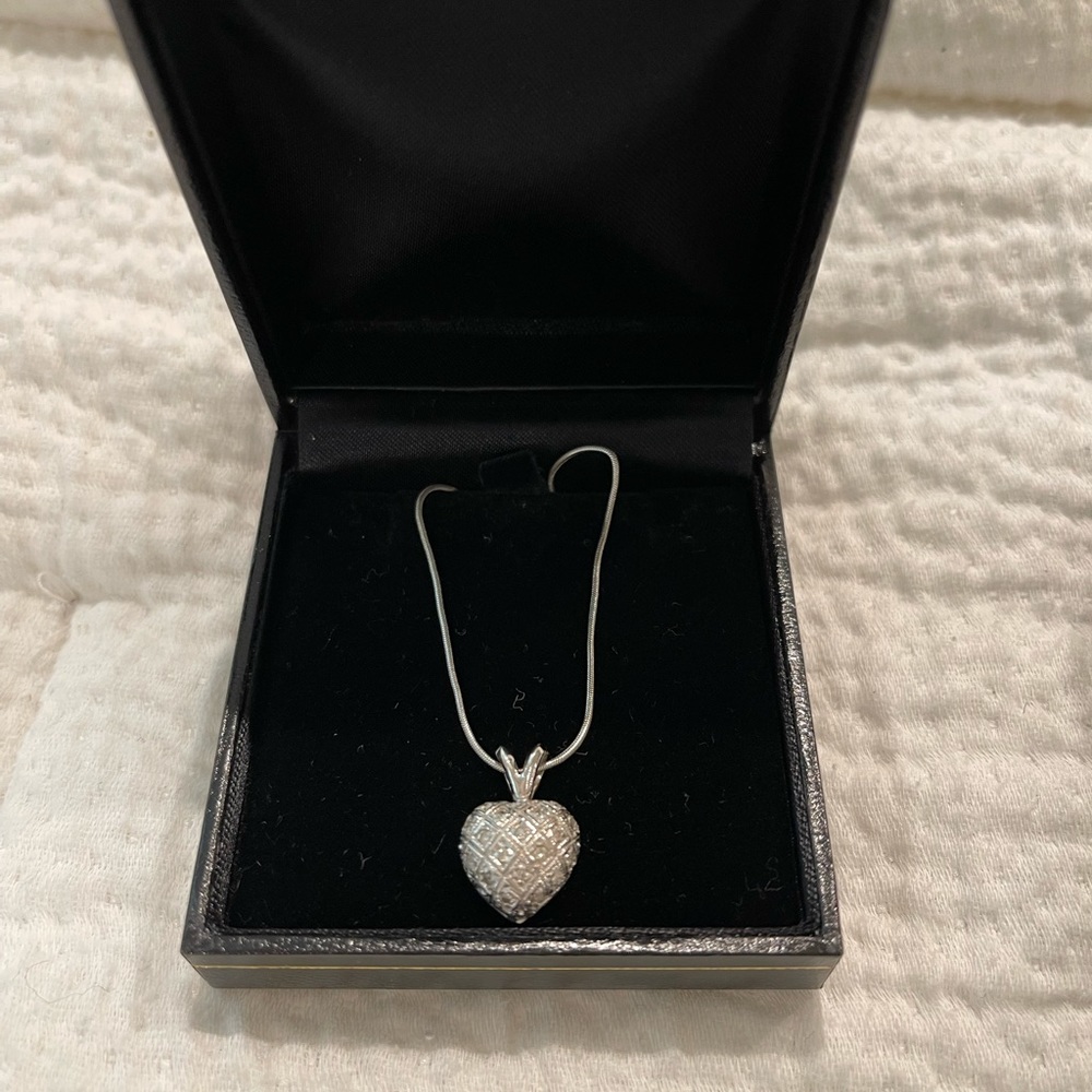 Sterling Silver heart necklace! Great condition!